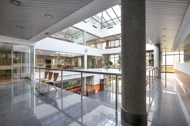 Kontor til leje i Granada by med garage - € 700 (Ref: 9099102)