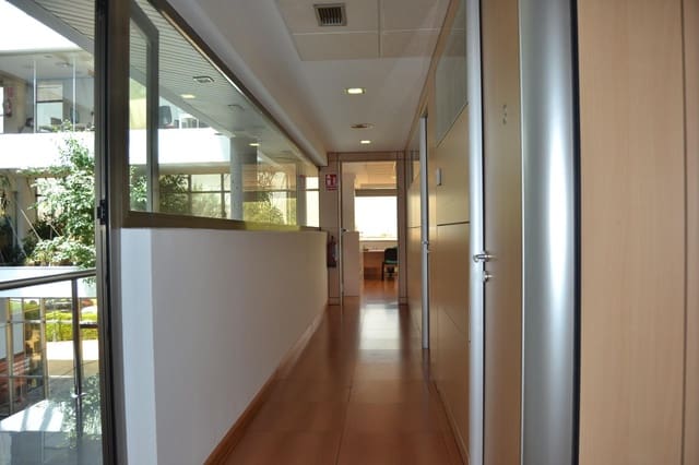 Kontor til leje i Granada by med garage - € 700 (Ref: 9099102)