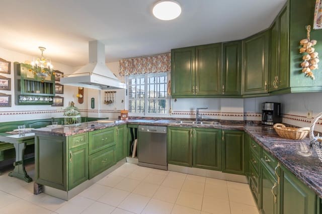 4 Zimmer Villa zu verkaufen in La Zubia mit Pool Garage - 565.000 € (Ref: 9353637)