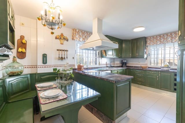 4 Zimmer Villa zu verkaufen in La Zubia mit Pool Garage - 565.000 € (Ref: 9353637)