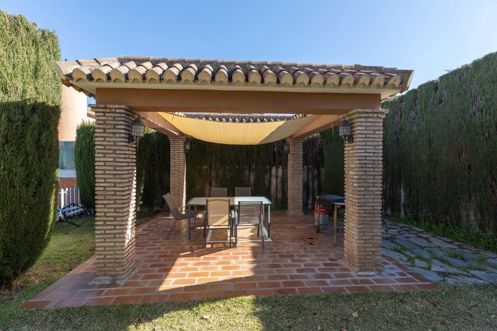 4 sovrum Villa till salu i La Zubia med pool garage - 565 000 € (Ref: 9353637)