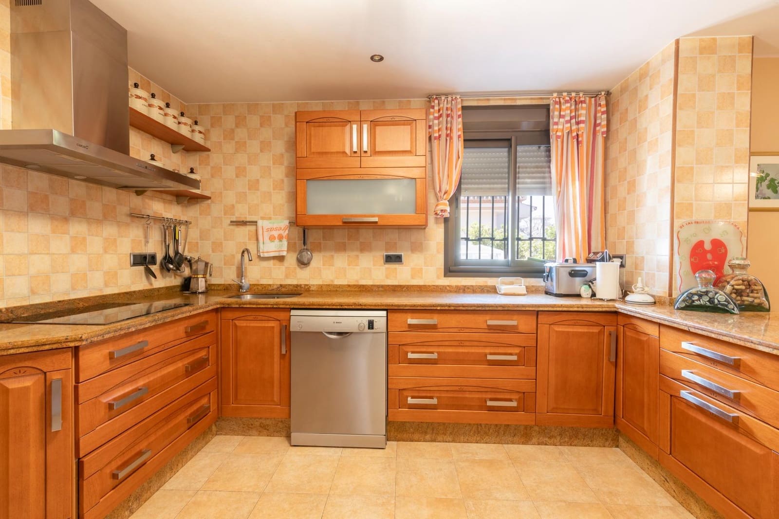 5 bedroom Villa for sale in Ogijares with pool garage - € 630,000 (Ref: 9374109)