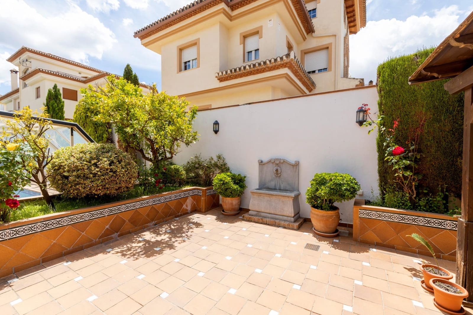 5 bedroom Villa for sale in Ogijares with pool garage - € 630,000 (Ref: 9374109)