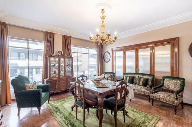 Piso de 5 habitaciones en Granada ciudad en venta - 548.000 € (Ref: 9374120)