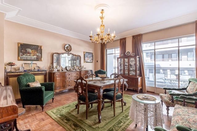 Piso de 5 habitaciones en Granada ciudad en venta - 548.000 € (Ref: 9374120)