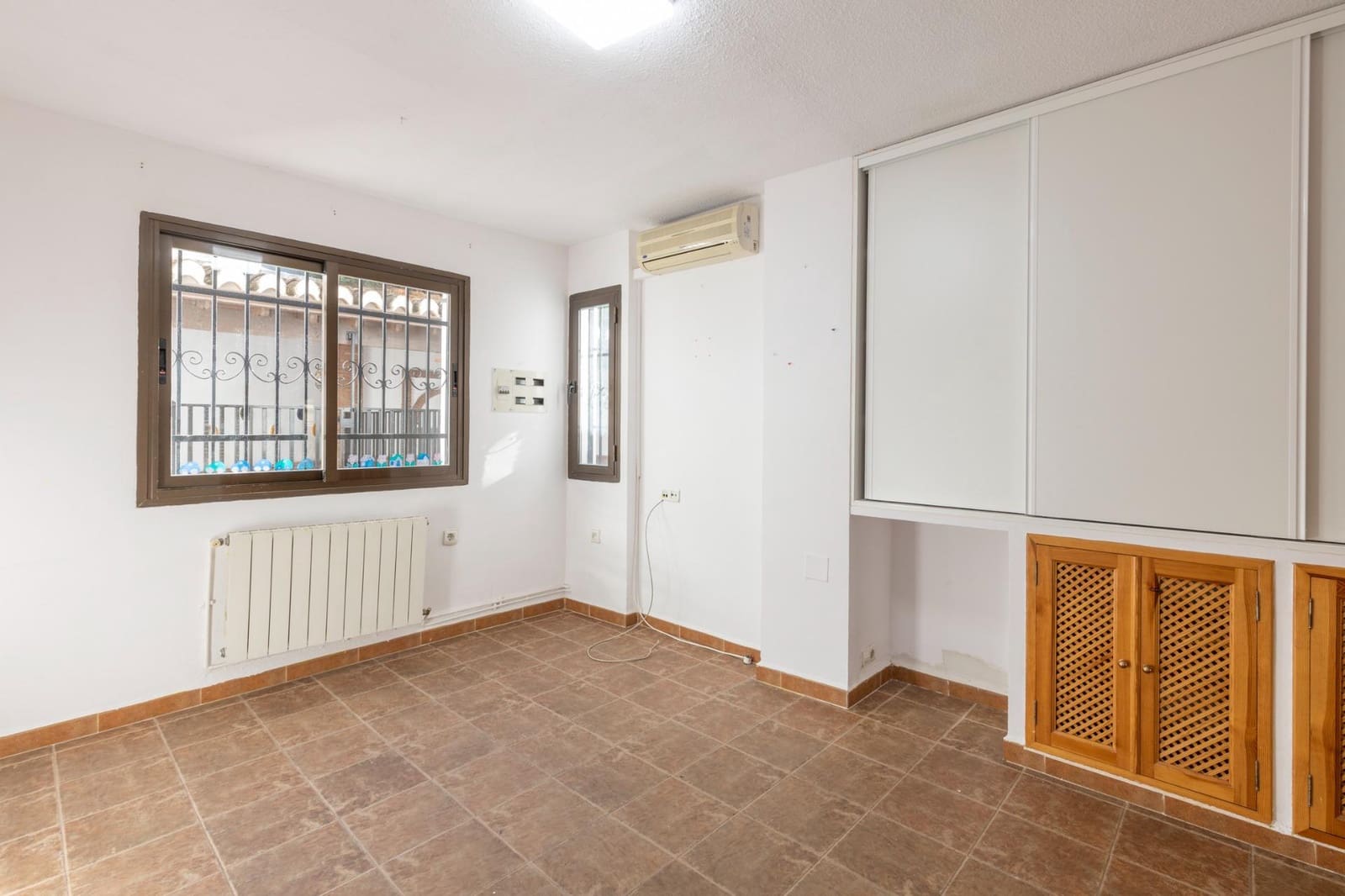7 slaapkamer Rijtjeshuis te koop in Granada stad met garage - € 470.000 (Ref: 9374127)