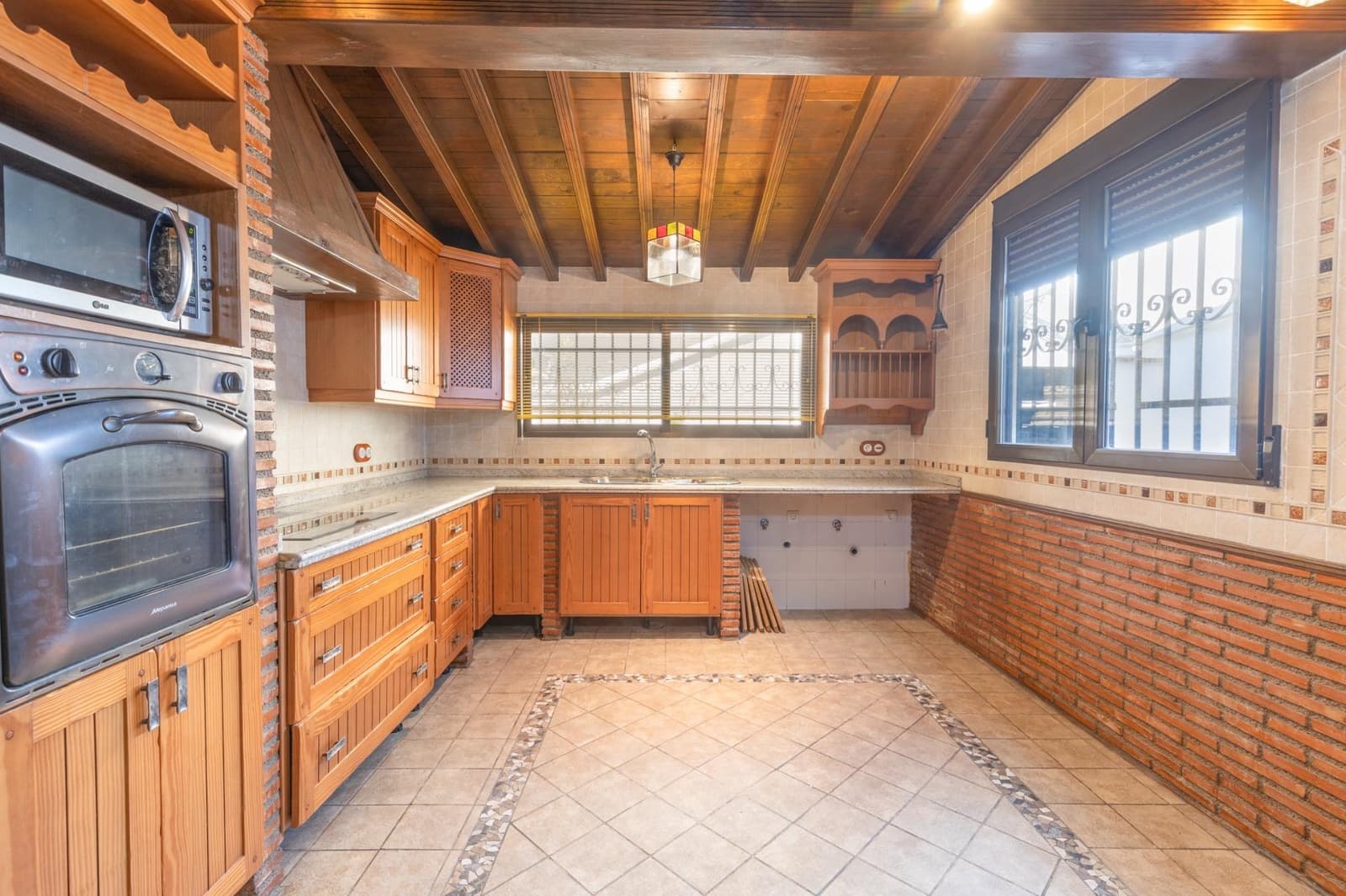 7 slaapkamer Rijtjeshuis te koop in Granada stad met garage - € 470.000 (Ref: 9374127)