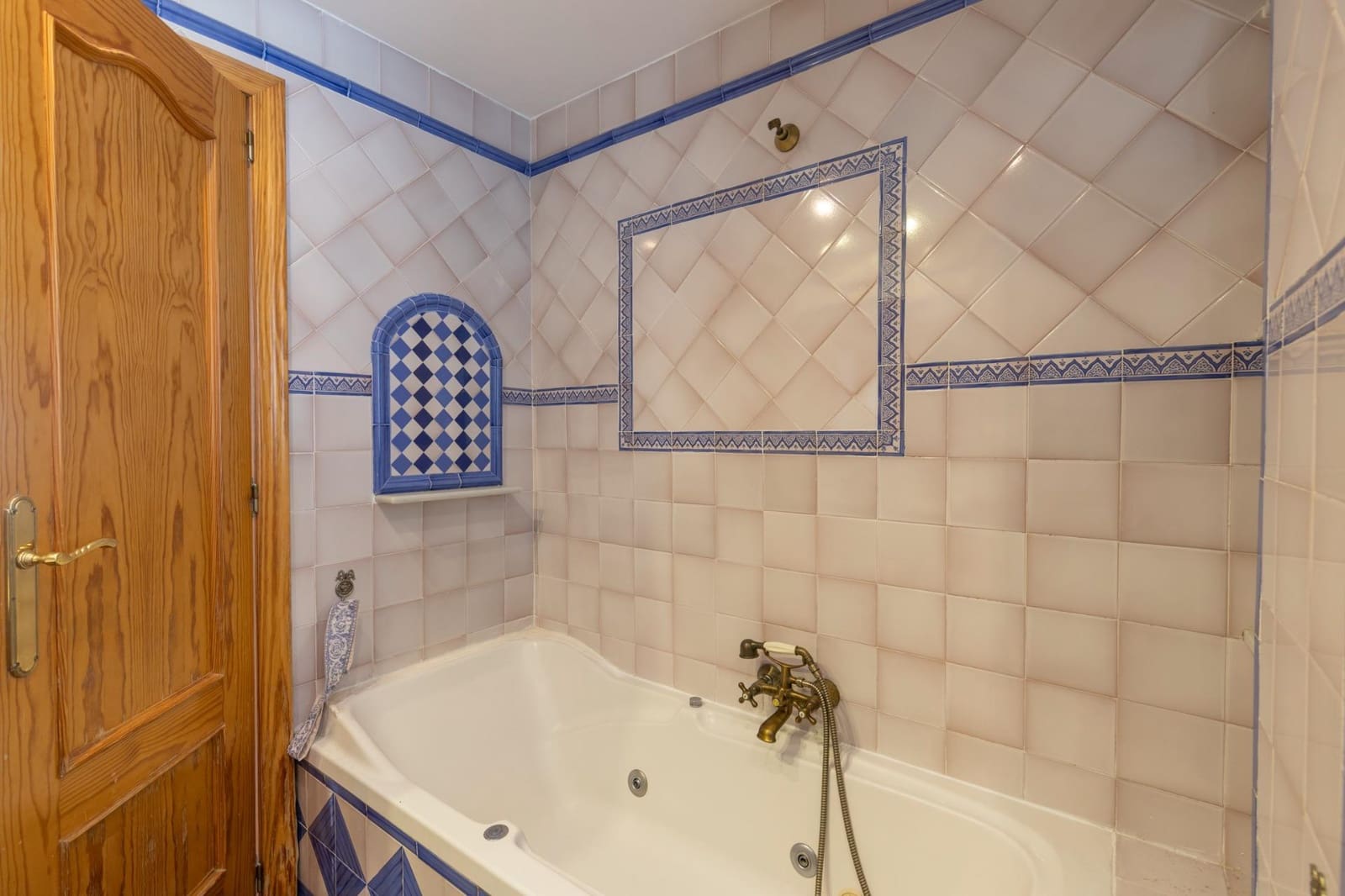 7 slaapkamer Rijtjeshuis te koop in Granada stad met garage - € 470.000 (Ref: 9374127)