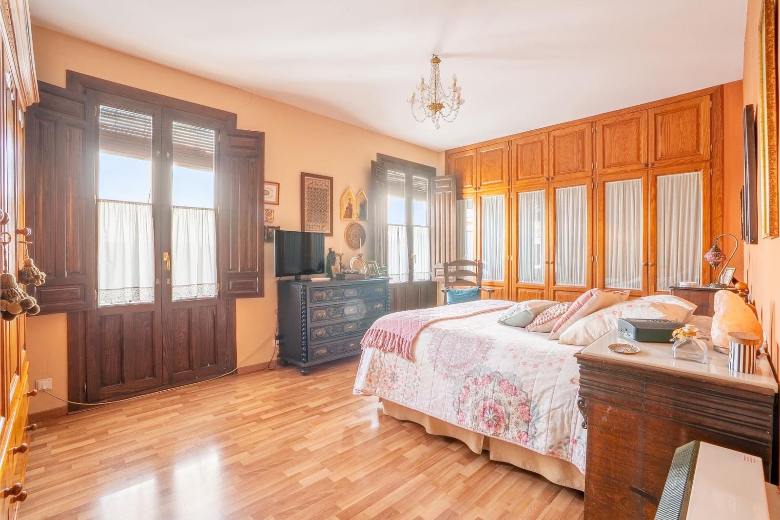 10 sypialnia Willa na sprzedaż w Miasto Grenada z basenem garażem - 1 300 000 € (Ref: 9374314)