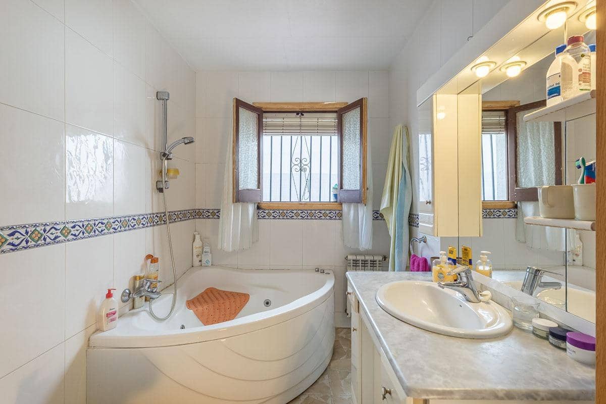 4 sovrum Villa till salu i Granada stad med pool garage - 470 000 € (Ref: 9386018)