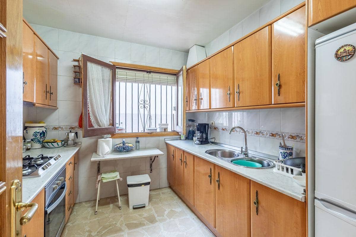 4 sovrum Villa till salu i Granada stad med pool garage - 470 000 € (Ref: 9386018)