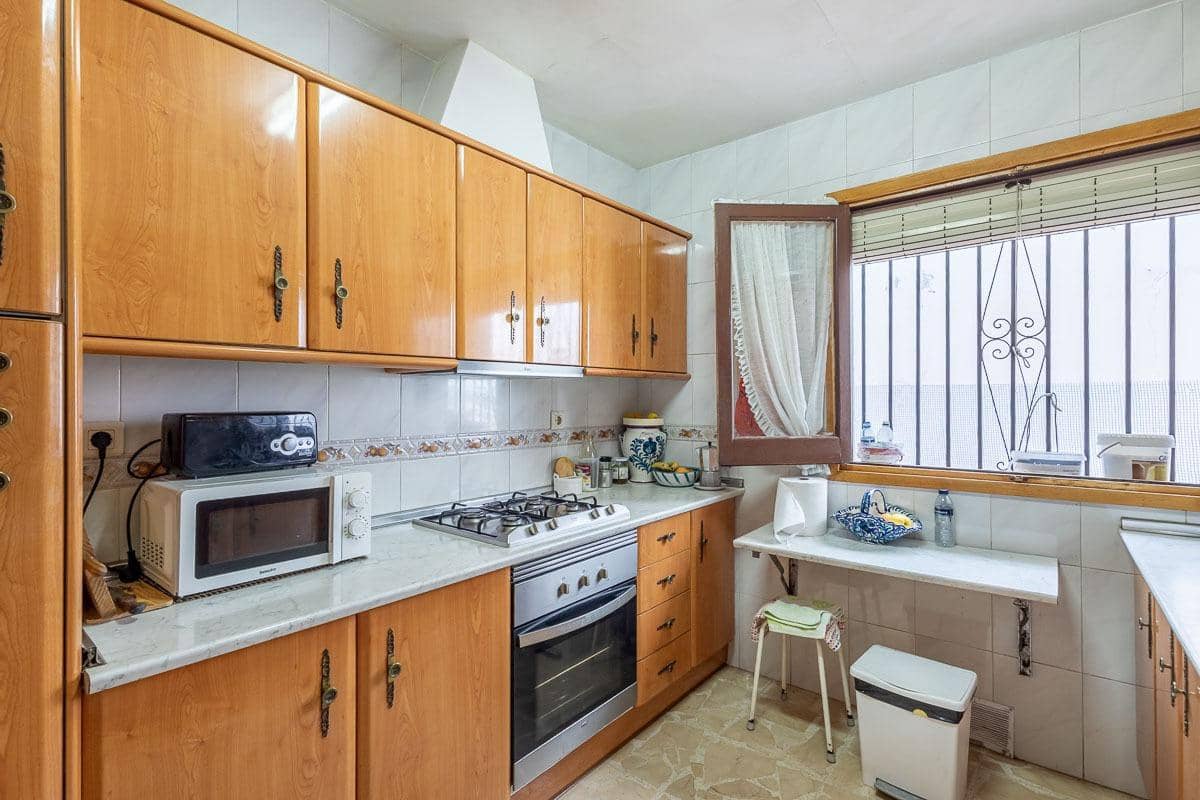 4 sovrum Villa till salu i Granada stad med pool garage - 470 000 € (Ref: 9386018)