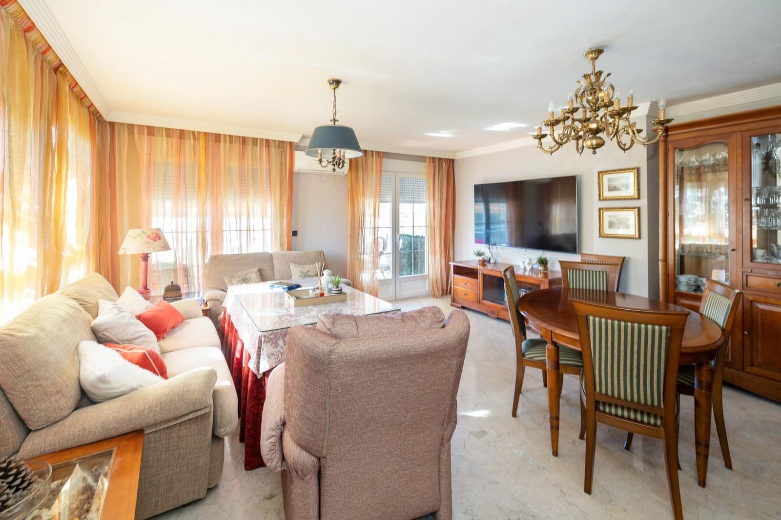 Chalet de 4 habitaciones en Alhendín en venta con piscina garaje - 345.000 € (Ref: 9470395)