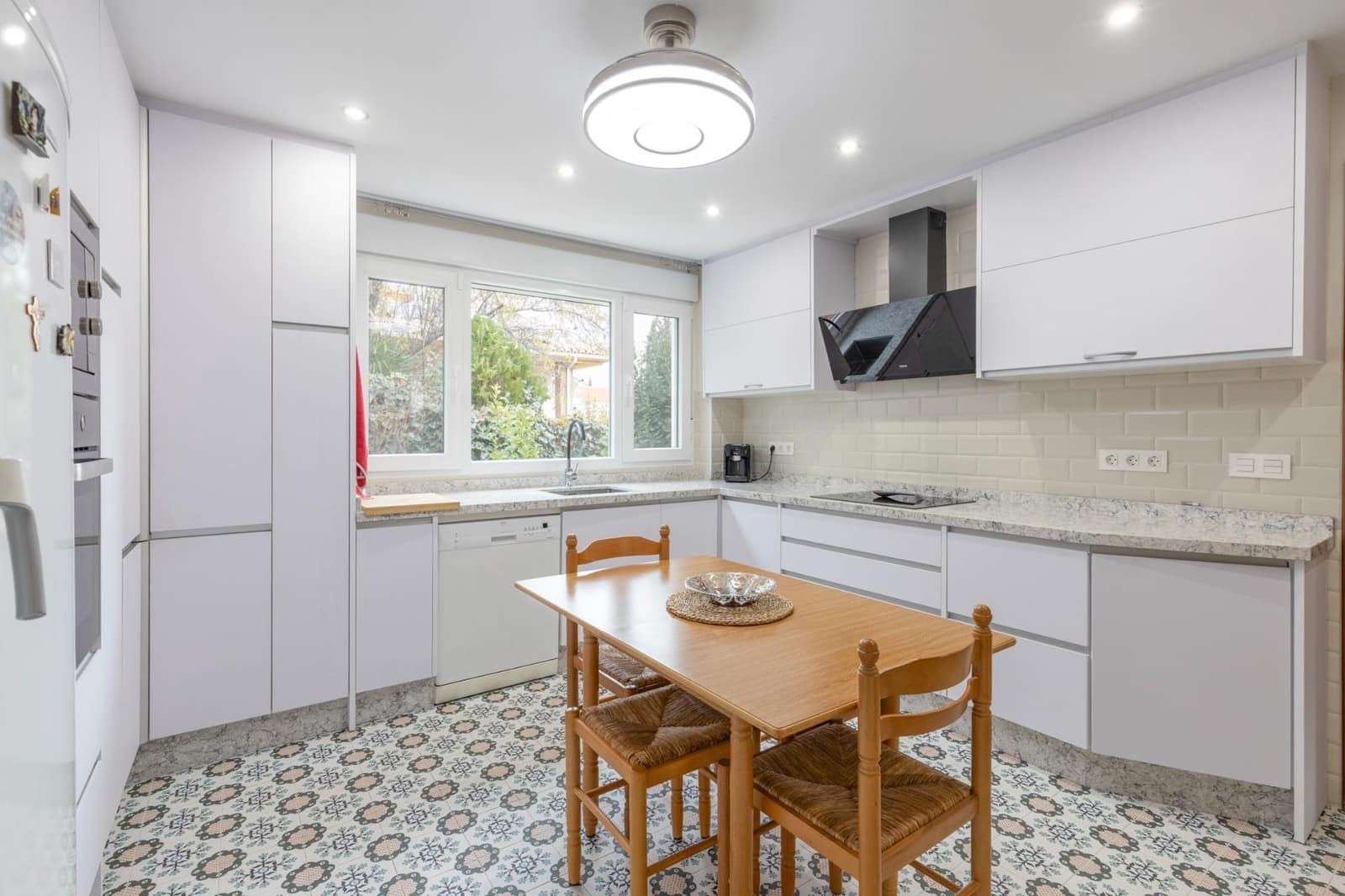 4 quarto Moradia para venda em Pinos Genil com piscina garagem - 380 000 € (Ref: 9541132)