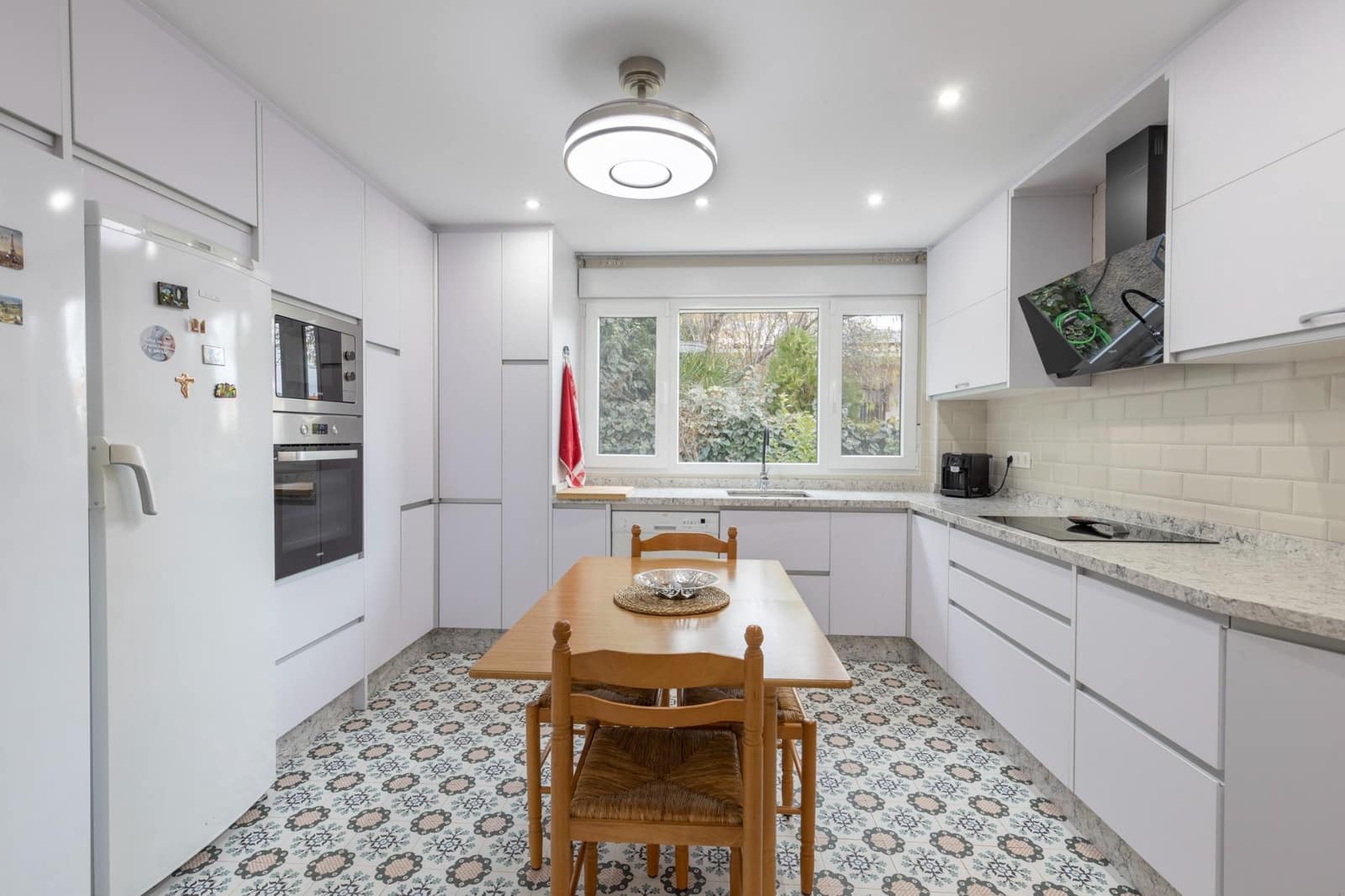 4 quarto Moradia para venda em Pinos Genil com piscina garagem - 380 000 € (Ref: 9541132)