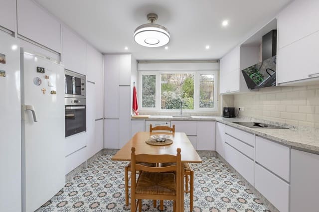 4 quarto Moradia para venda em Pinos Genil com piscina garagem - 380 000 € (Ref: 9541132)