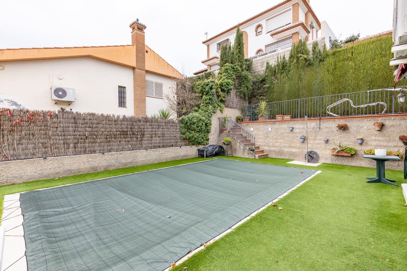 4 quarto Moradia para venda em Pinos Genil com piscina garagem - 380 000 € (Ref: 9541132)