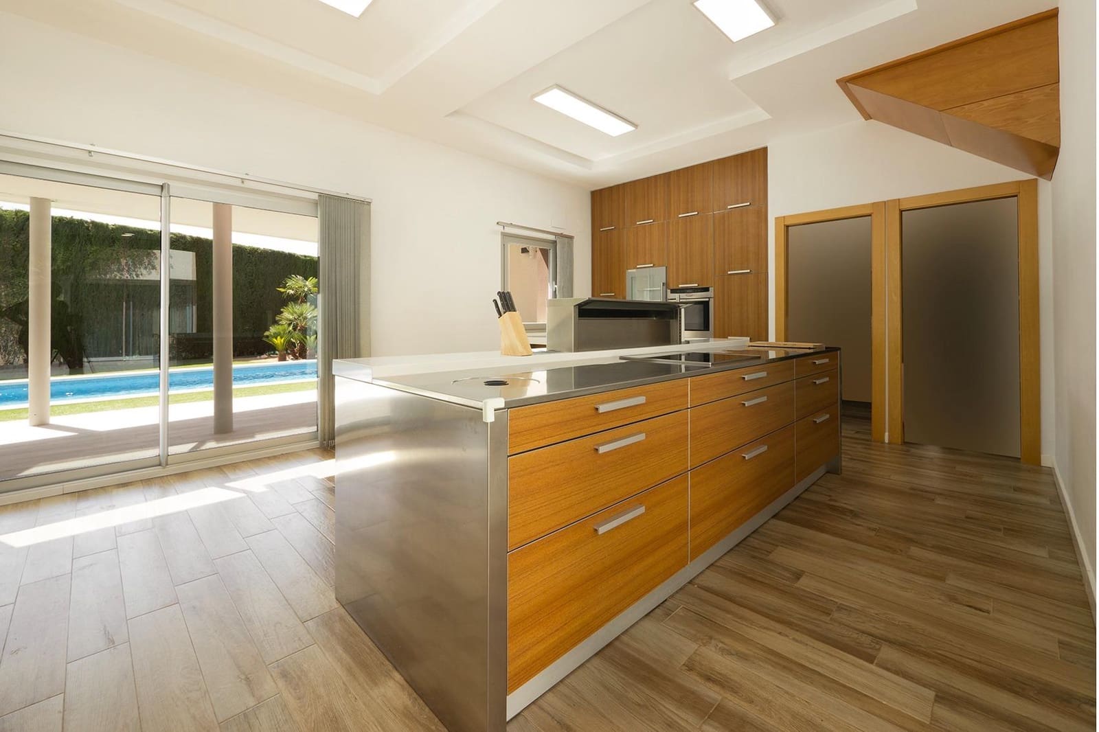 5 sypialnia Willa na sprzedaż w Otura z basenem garażem - 795 000 € (Ref: 9568698)