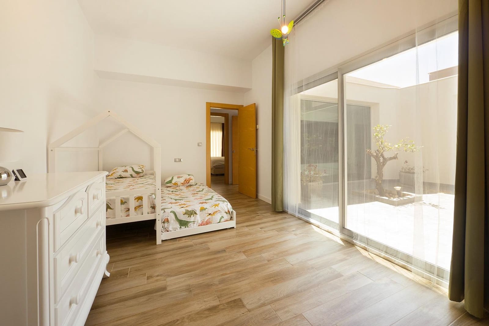 5 sypialnia Willa na sprzedaż w Otura z basenem garażem - 795 000 € (Ref: 9568698)