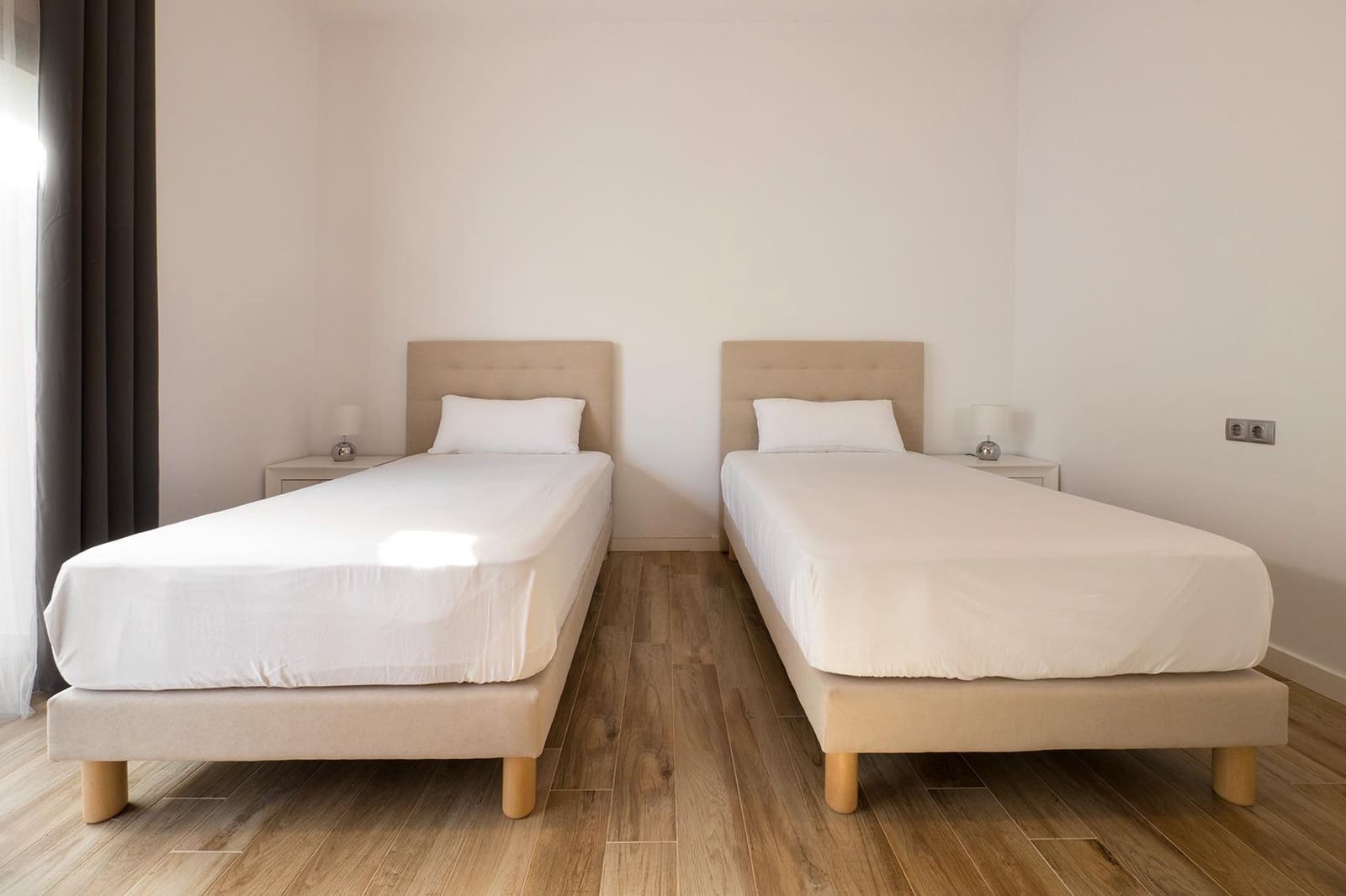 5 sypialnia Willa na sprzedaż w Otura z basenem garażem - 795 000 € (Ref: 9568698)