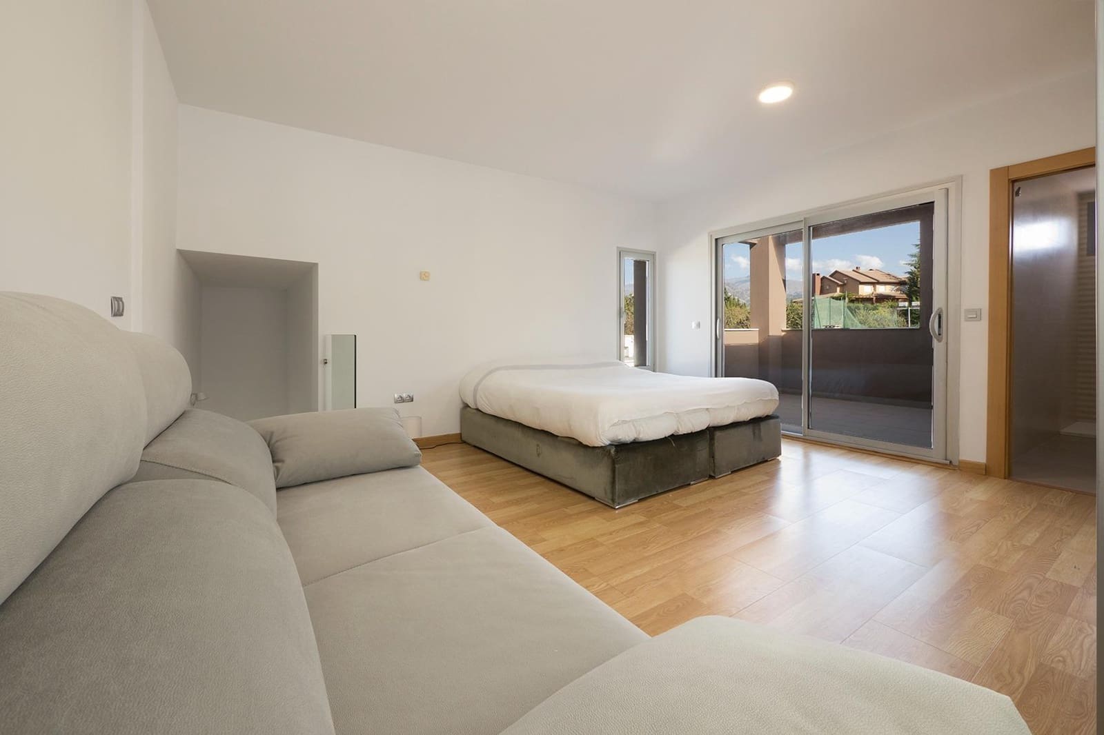 5 sypialnia Willa na sprzedaż w Otura z basenem garażem - 795 000 € (Ref: 9568698)