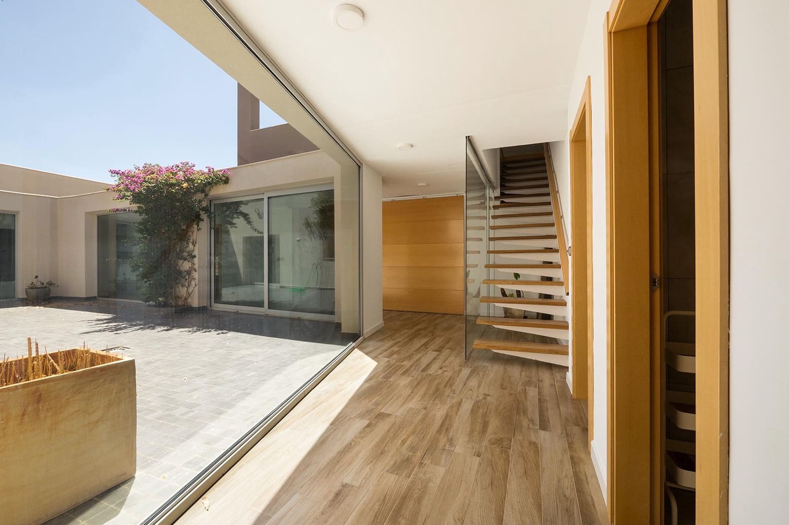 5 sypialnia Willa na sprzedaż w Otura z basenem garażem - 795 000 € (Ref: 9568698)