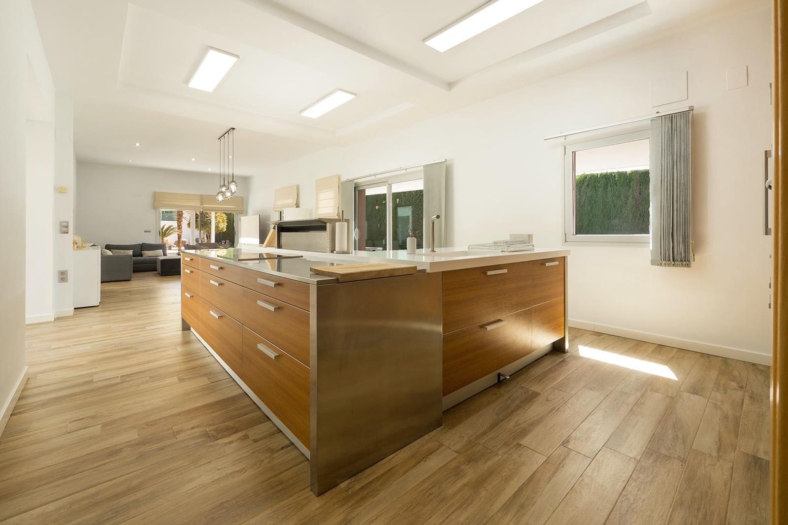 5 sypialnia Willa na sprzedaż w Otura z basenem garażem - 795 000 € (Ref: 9568698)