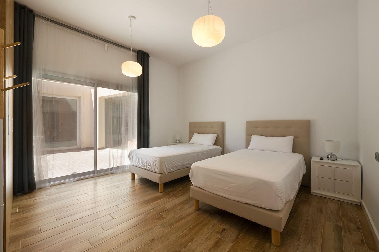 5 sypialnia Willa na sprzedaż w Otura z basenem garażem - 795 000 € (Ref: 9568698)