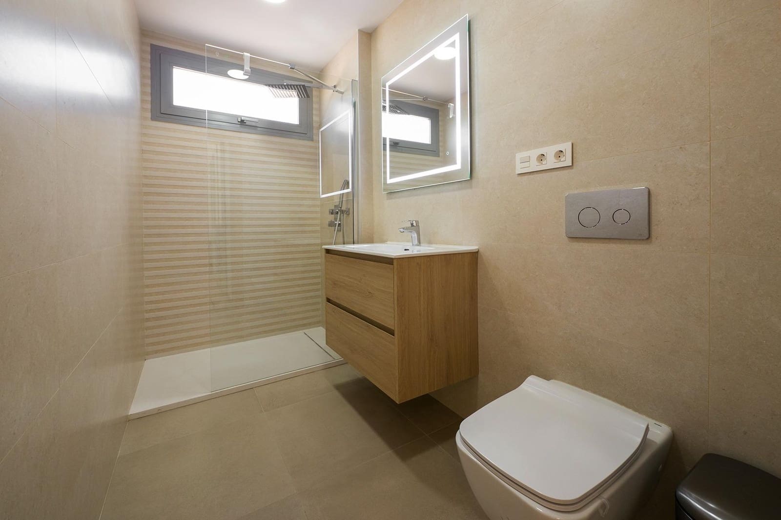 5 sypialnia Willa na sprzedaż w Otura z basenem garażem - 795 000 € (Ref: 9568698)