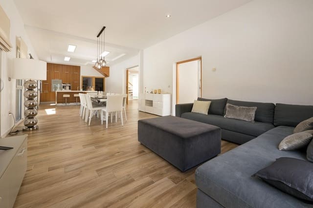 5 sypialnia Willa na sprzedaż w Otura z basenem garażem - 795 000 € (Ref: 9568698)