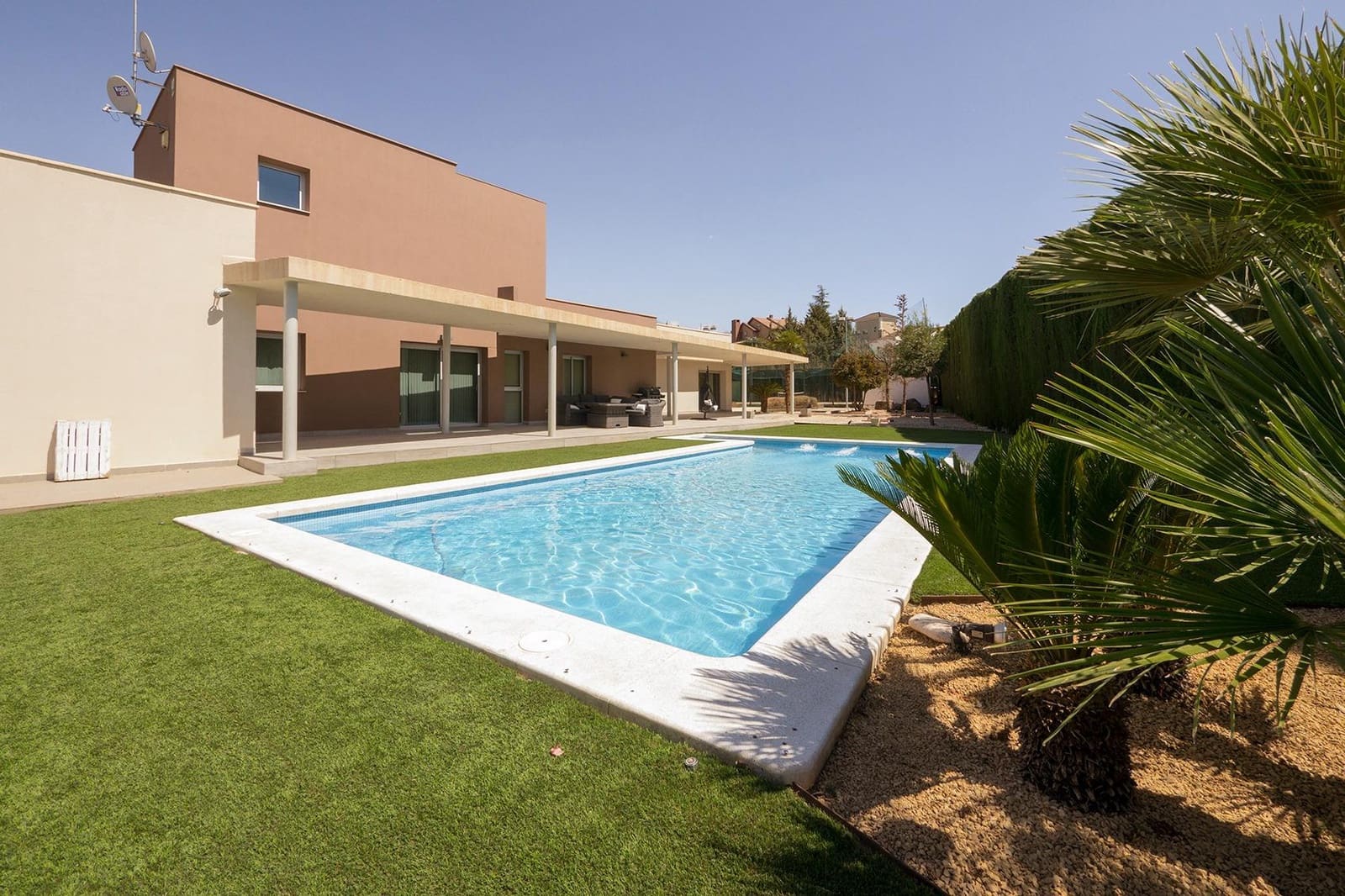 5 sypialnia Willa na sprzedaż w Otura z basenem garażem - 795 000 € (Ref: 9568698)