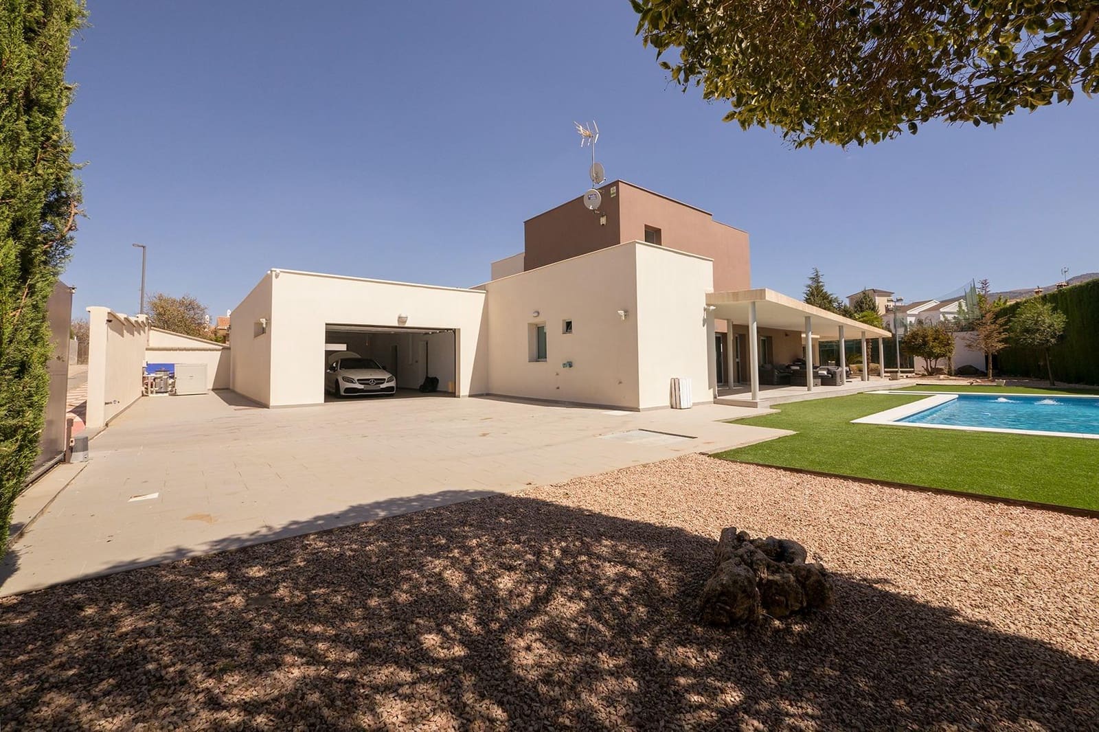 5 sypialnia Willa na sprzedaż w Otura z basenem garażem - 795 000 € (Ref: 9568698)