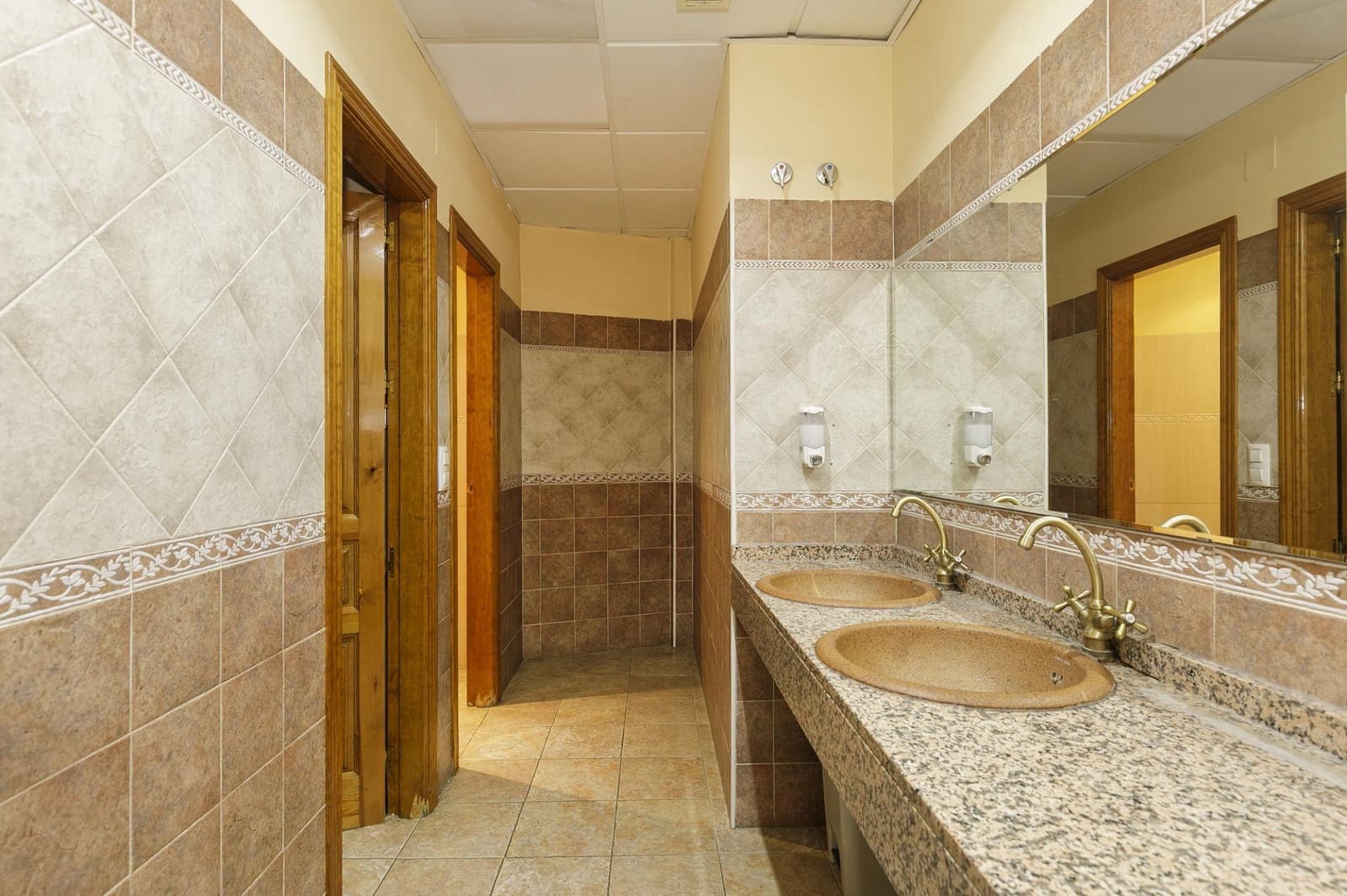 26 quarto Hotel para venda em Guejar Sierra com piscina - 2 300 000 € (Ref: 9811940)