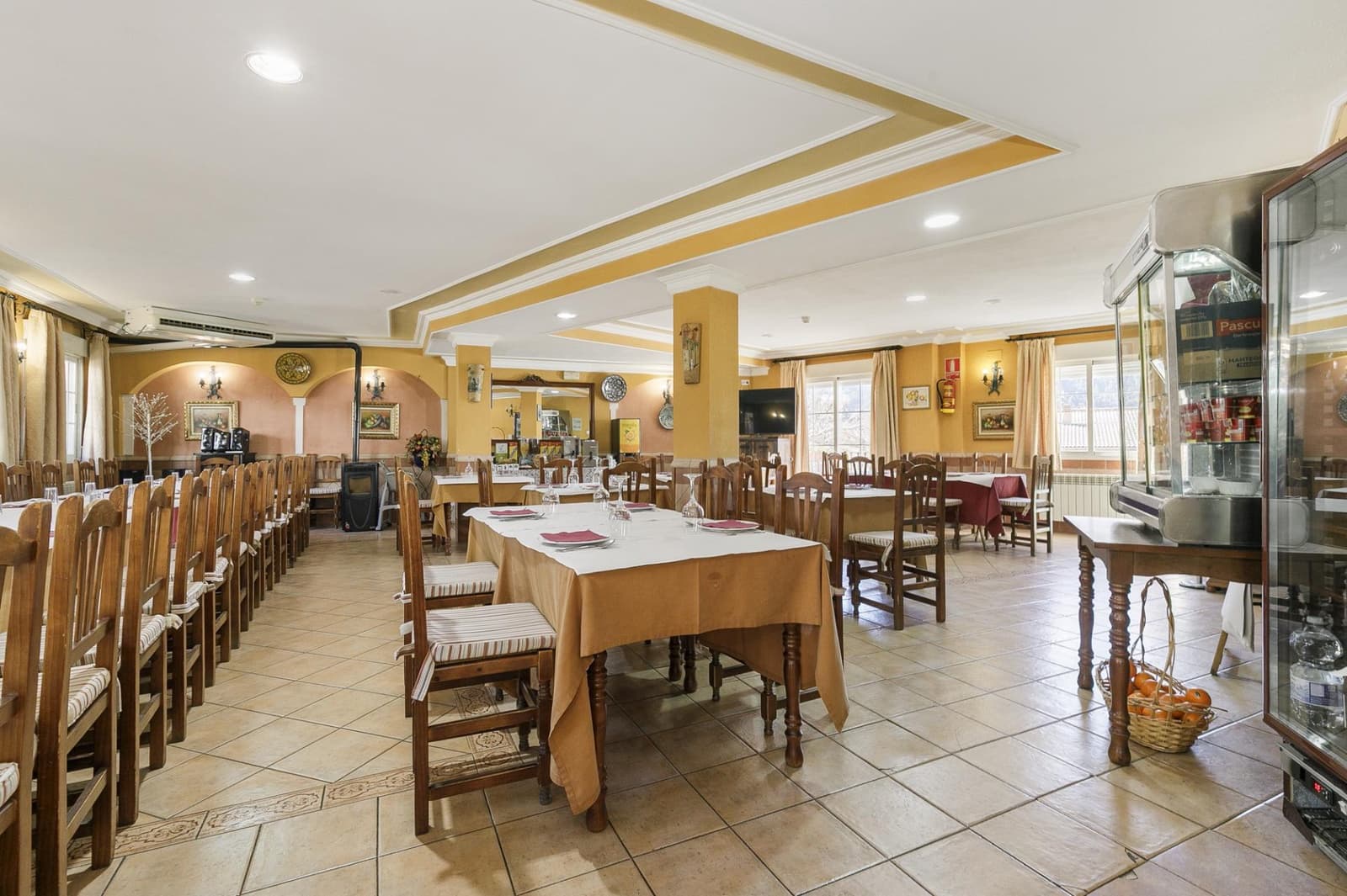 26 quarto Hotel para venda em Guejar Sierra com piscina - 2 300 000 € (Ref: 9811940)