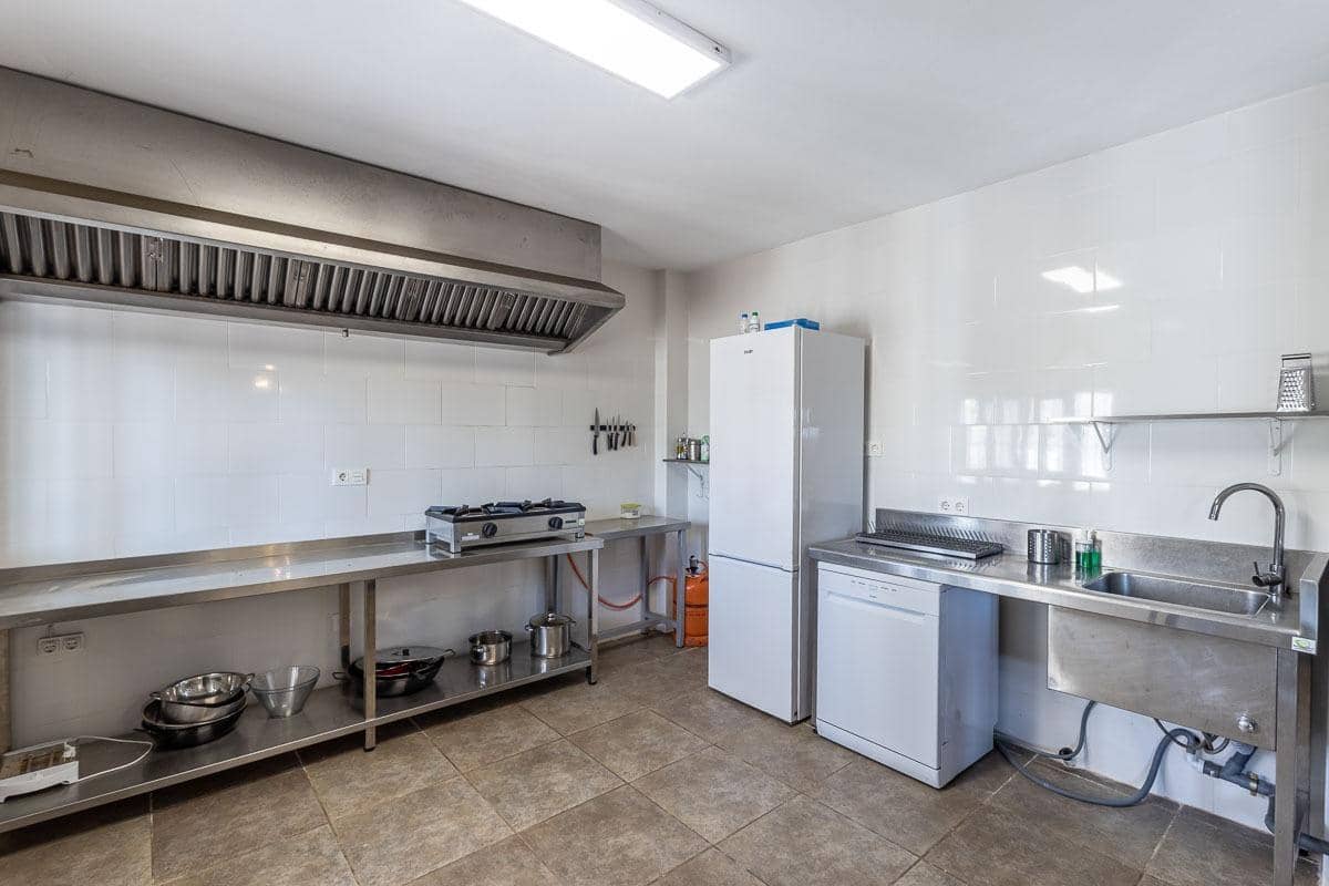 7 bedroom Business for sale in Arenas del Rey with pool - € 380,000 (Ref: 9822953)