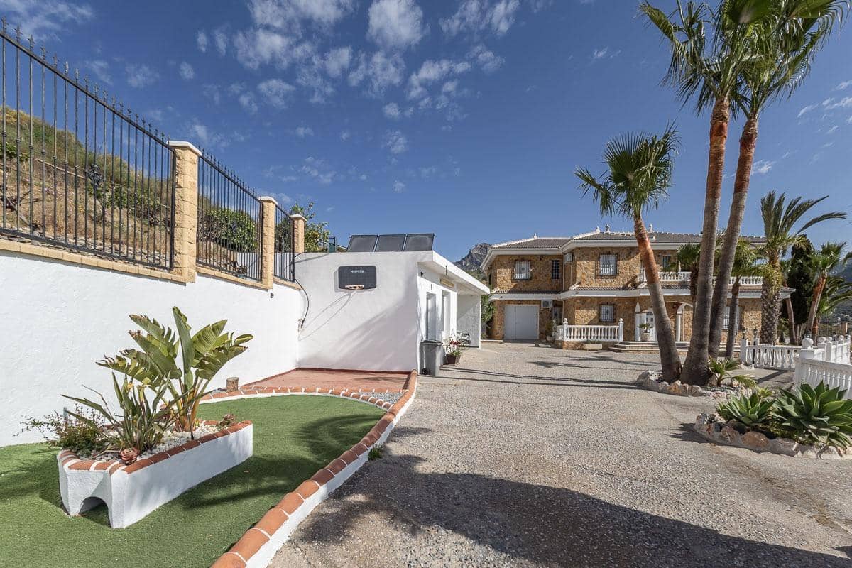 5 bedroom Villa for sale in Itrabo with pool garage - € 689,000 (Ref: 9829189)