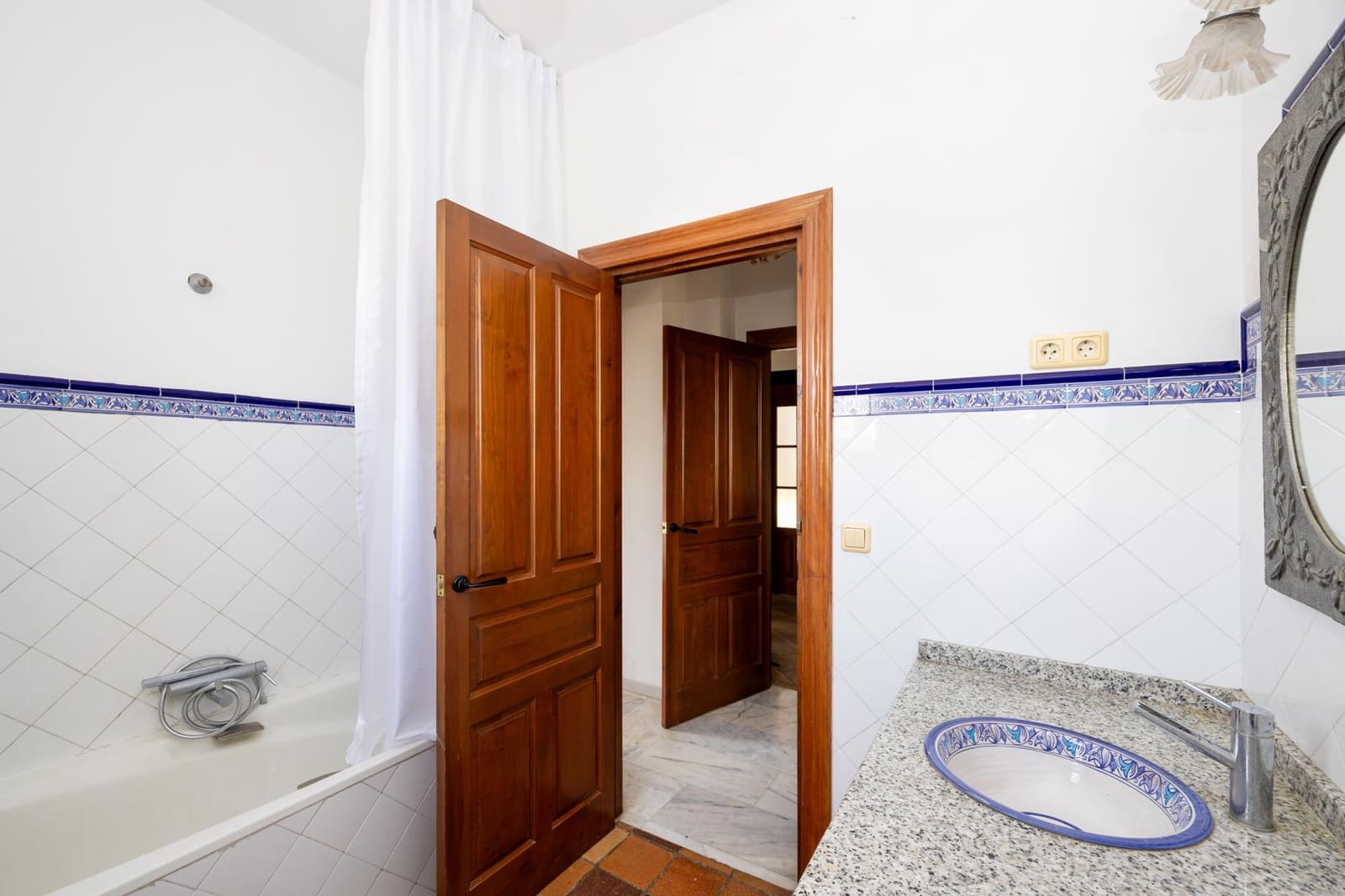 6 bedroom Villa for sale in Ogijares with pool - € 749,000 (Ref: 9831564)