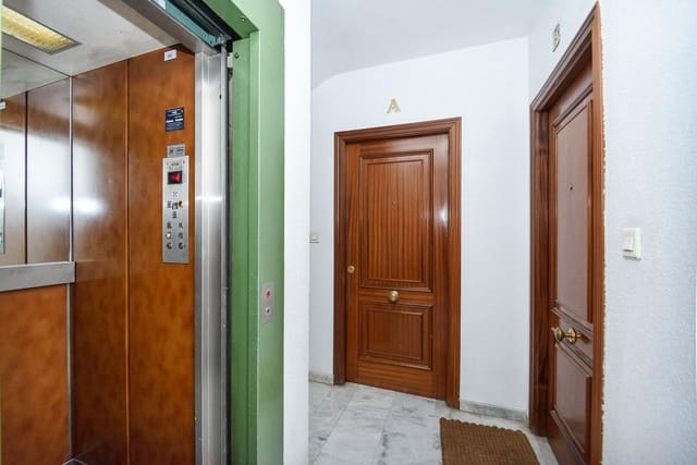 2 slaapkamer Flat te koop in Granada stad met garage - € 270.000 (Ref: 9911094)