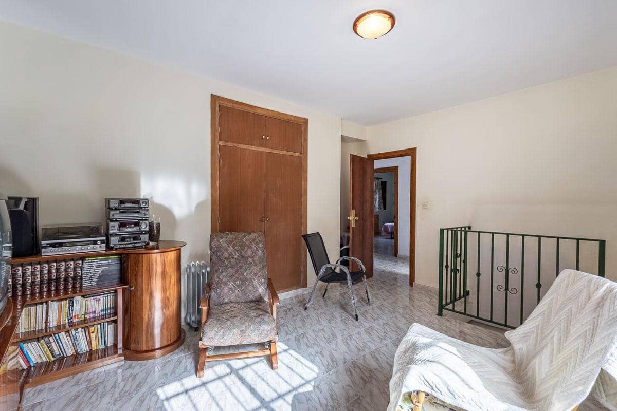 6 sypialnia Willa na sprzedaż w Las Gabias z basenem garażem - 320 000 € (Ref: 9990752)