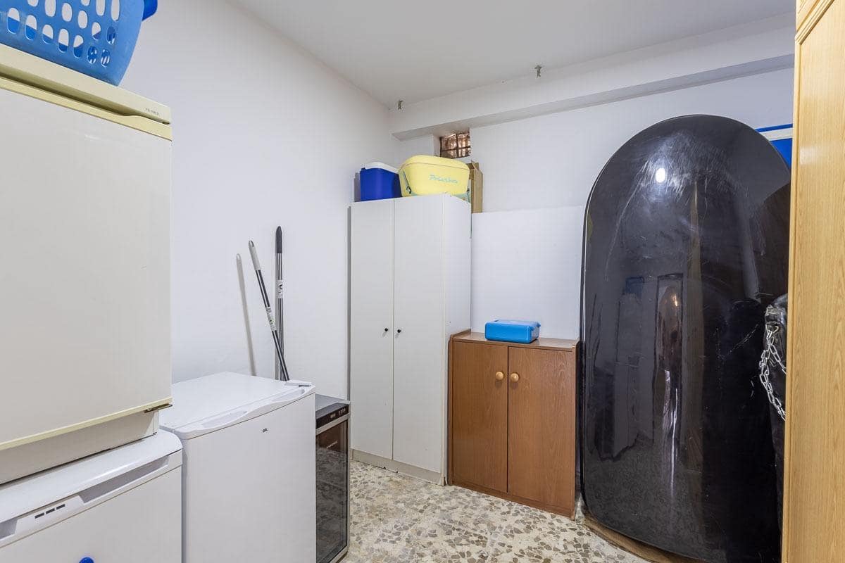 6 sypialnia Willa na sprzedaż w Las Gabias z basenem garażem - 320 000 € (Ref: 9990752)