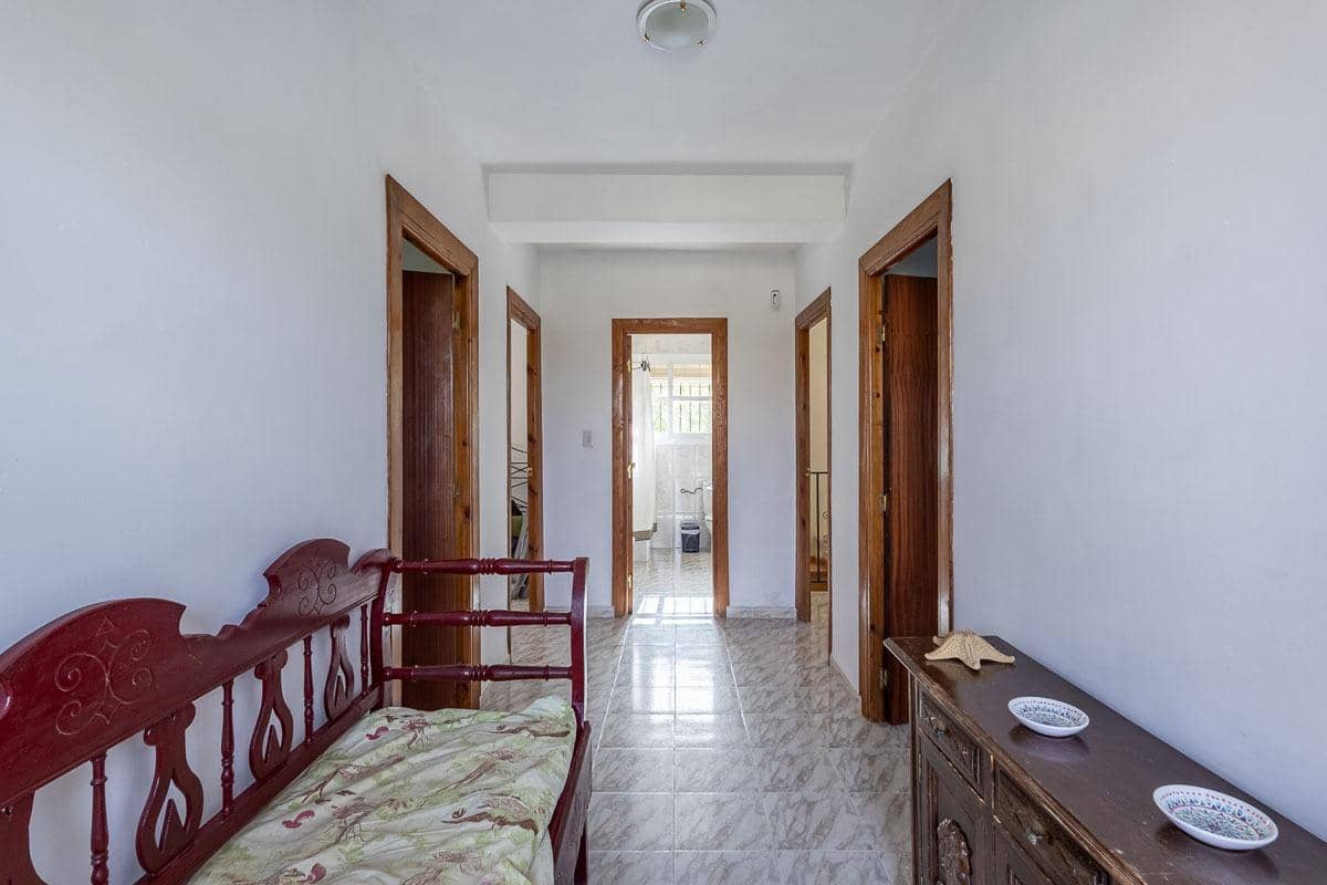 6 sypialnia Willa na sprzedaż w Las Gabias z basenem garażem - 320 000 € (Ref: 9990752)