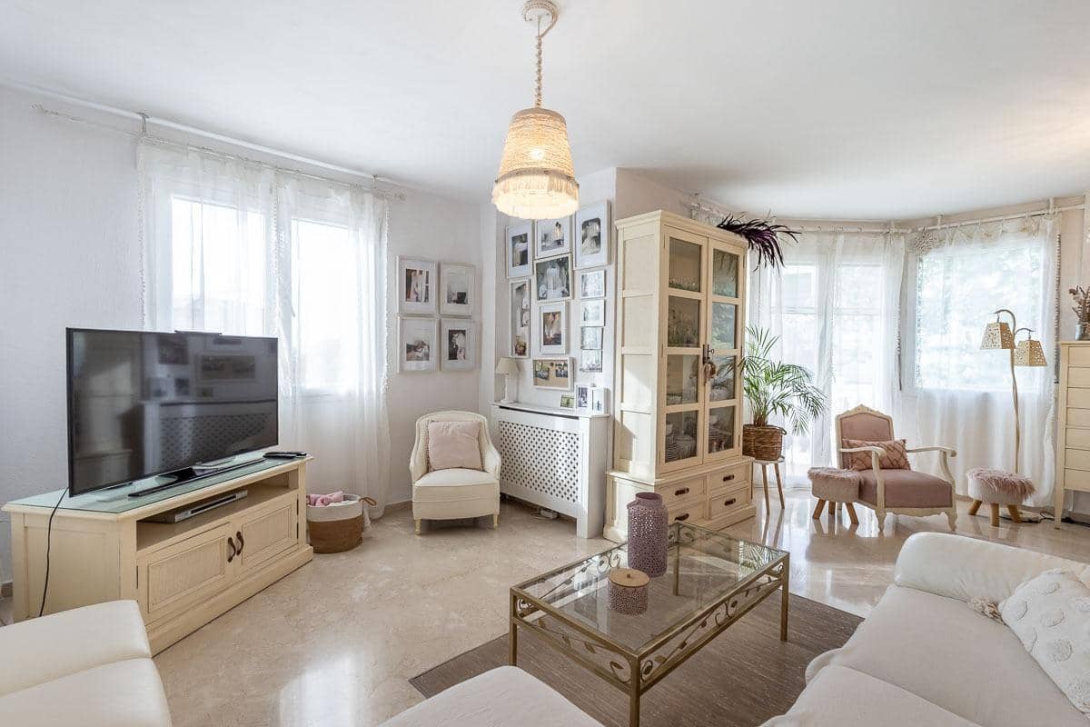 3 Zimmer Reihenhaus zu verkaufen in La Zubia mit Pool Garage - 320.000 € (Ref: 9990753)