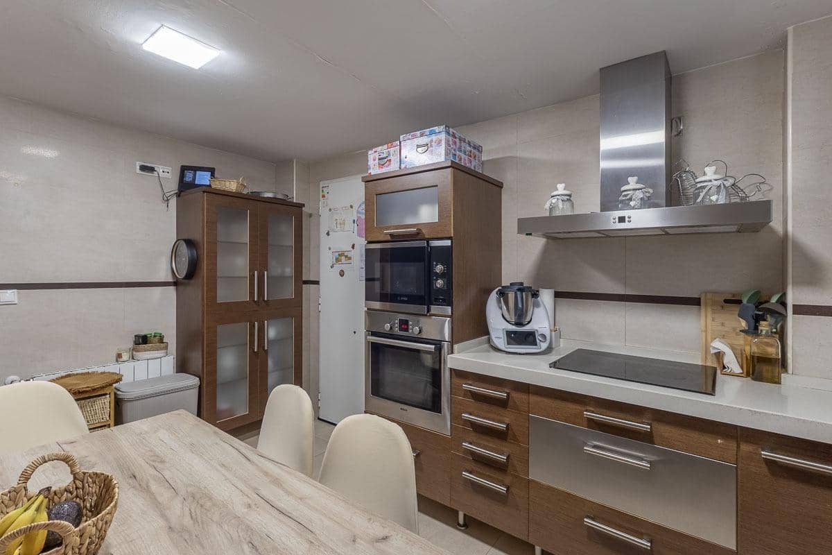 3 Zimmer Reihenhaus zu verkaufen in La Zubia mit Pool Garage - 320.000 € (Ref: 9990753)