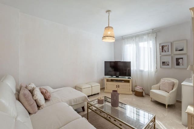 3 Zimmer Reihenhaus zu verkaufen in La Zubia mit Pool Garage - 320.000 € (Ref: 9990753)