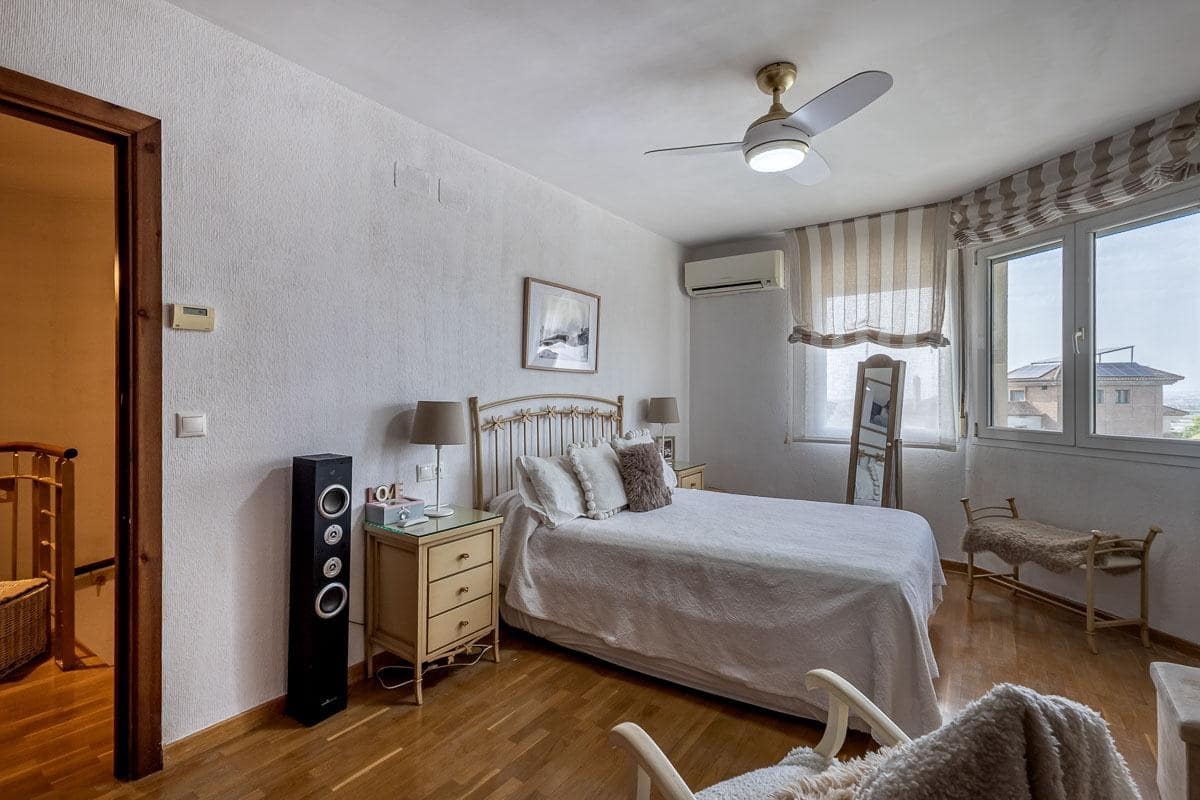3 Zimmer Reihenhaus zu verkaufen in La Zubia mit Pool Garage - 320.000 € (Ref: 9990753)