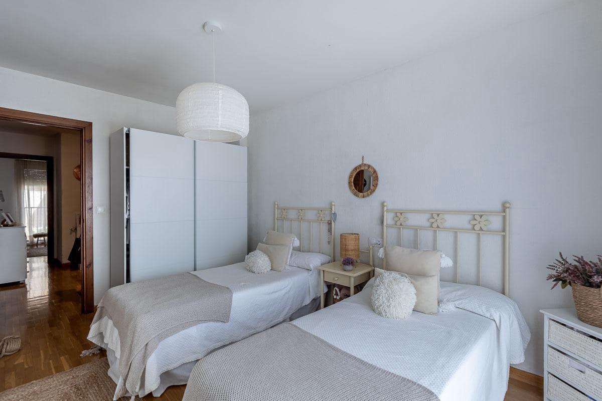 3 Zimmer Reihenhaus zu verkaufen in La Zubia mit Pool Garage - 320.000 € (Ref: 9990753)