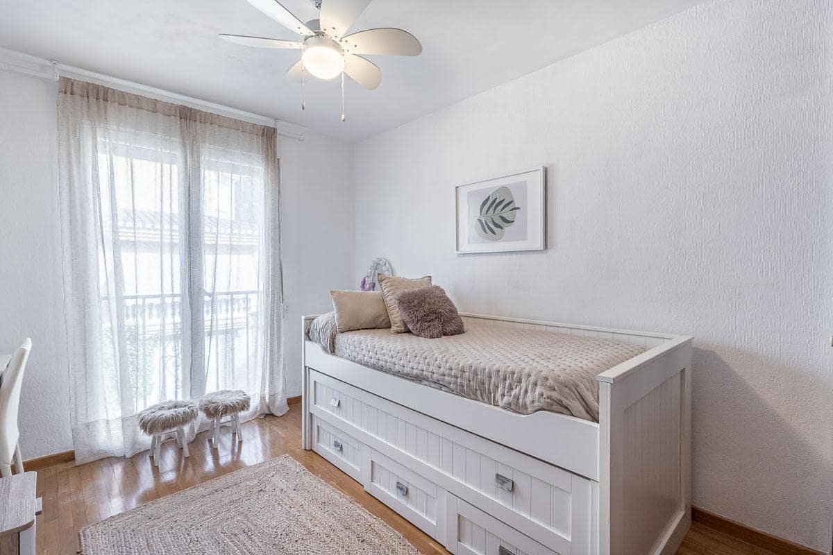 3 Zimmer Reihenhaus zu verkaufen in La Zubia mit Pool Garage - 320.000 € (Ref: 9990753)