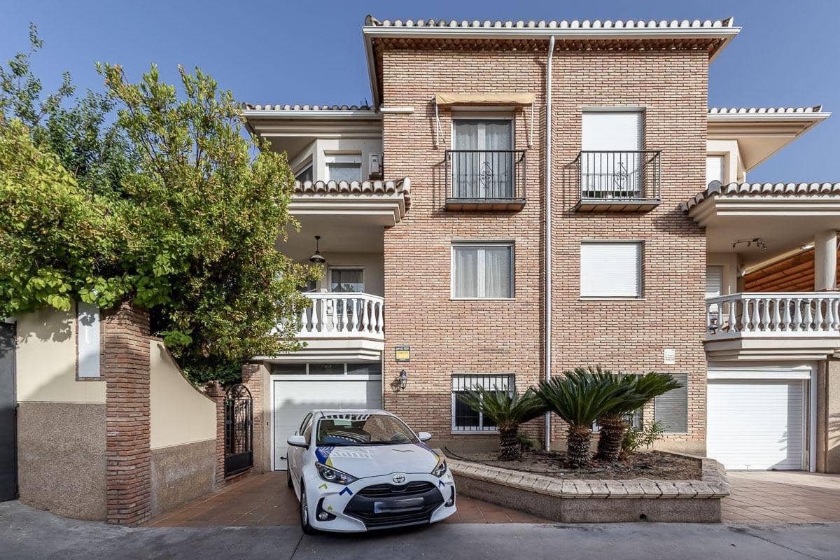 3 Zimmer Reihenhaus zu verkaufen in La Zubia mit Pool Garage - 320.000 € (Ref: 9990753)