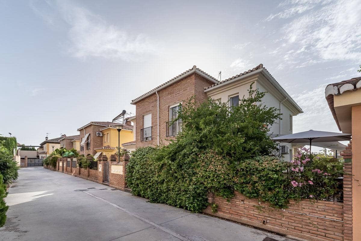 3 Zimmer Reihenhaus zu verkaufen in La Zubia mit Pool Garage - 320.000 € (Ref: 9990753)