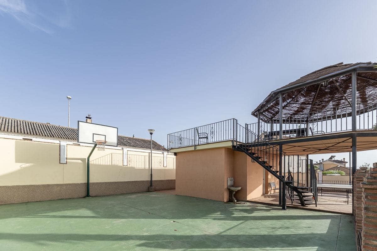 3 Zimmer Reihenhaus zu verkaufen in La Zubia mit Pool Garage - 320.000 € (Ref: 9990753)